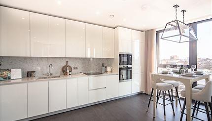 Flat Ponton Road in Greater London