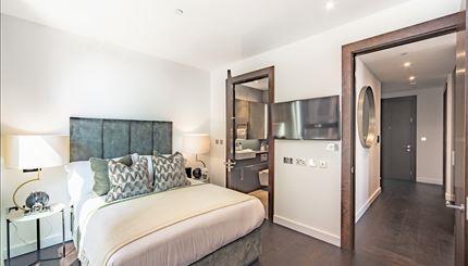 Flat Ponton Road in Greater London