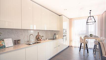 Flat Ponton Road in Greater London