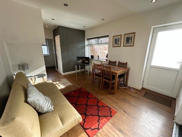 Flat Cranston Grove in Stockport