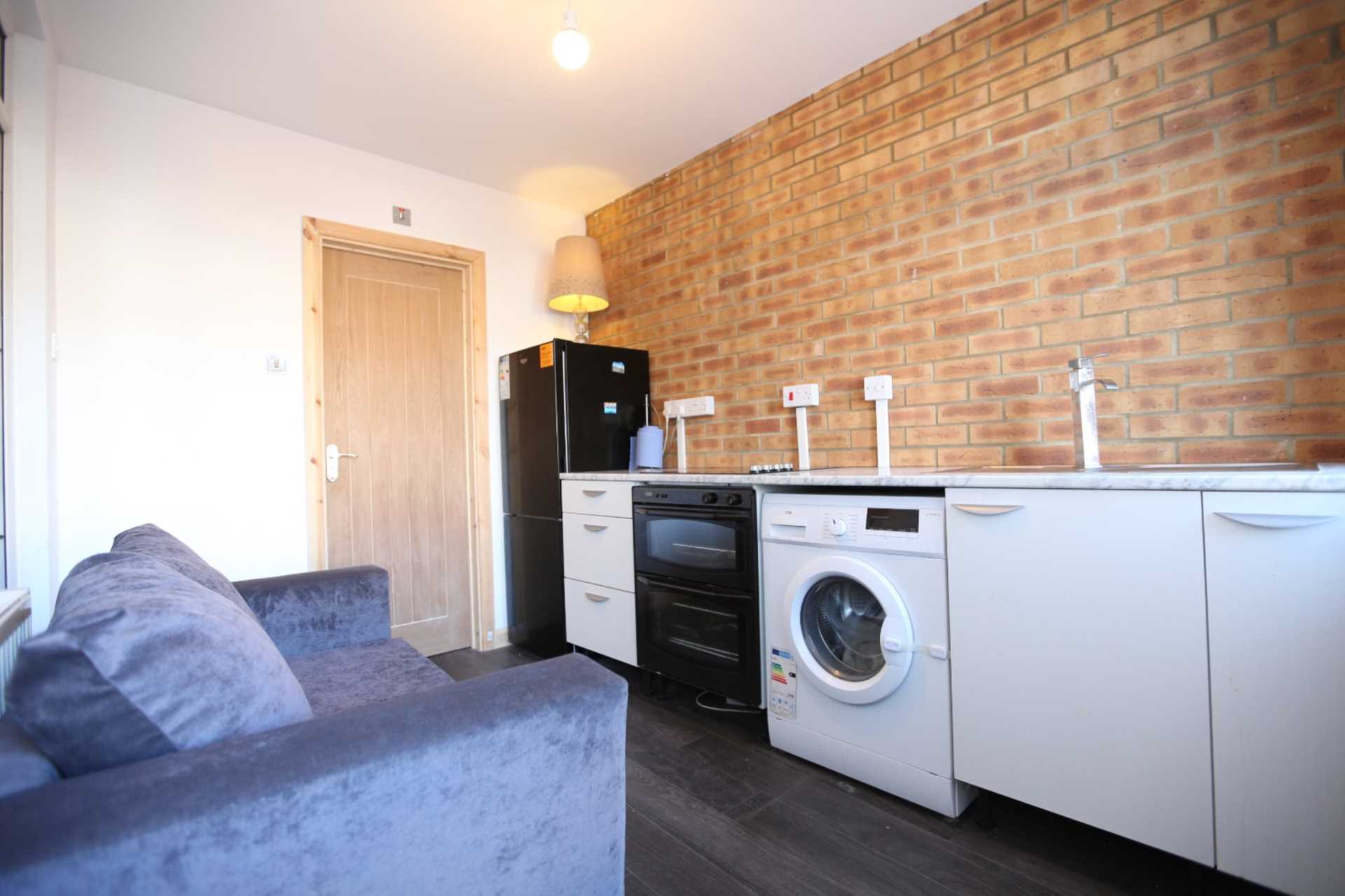 Flat Eastern Avenue West in Greater London
