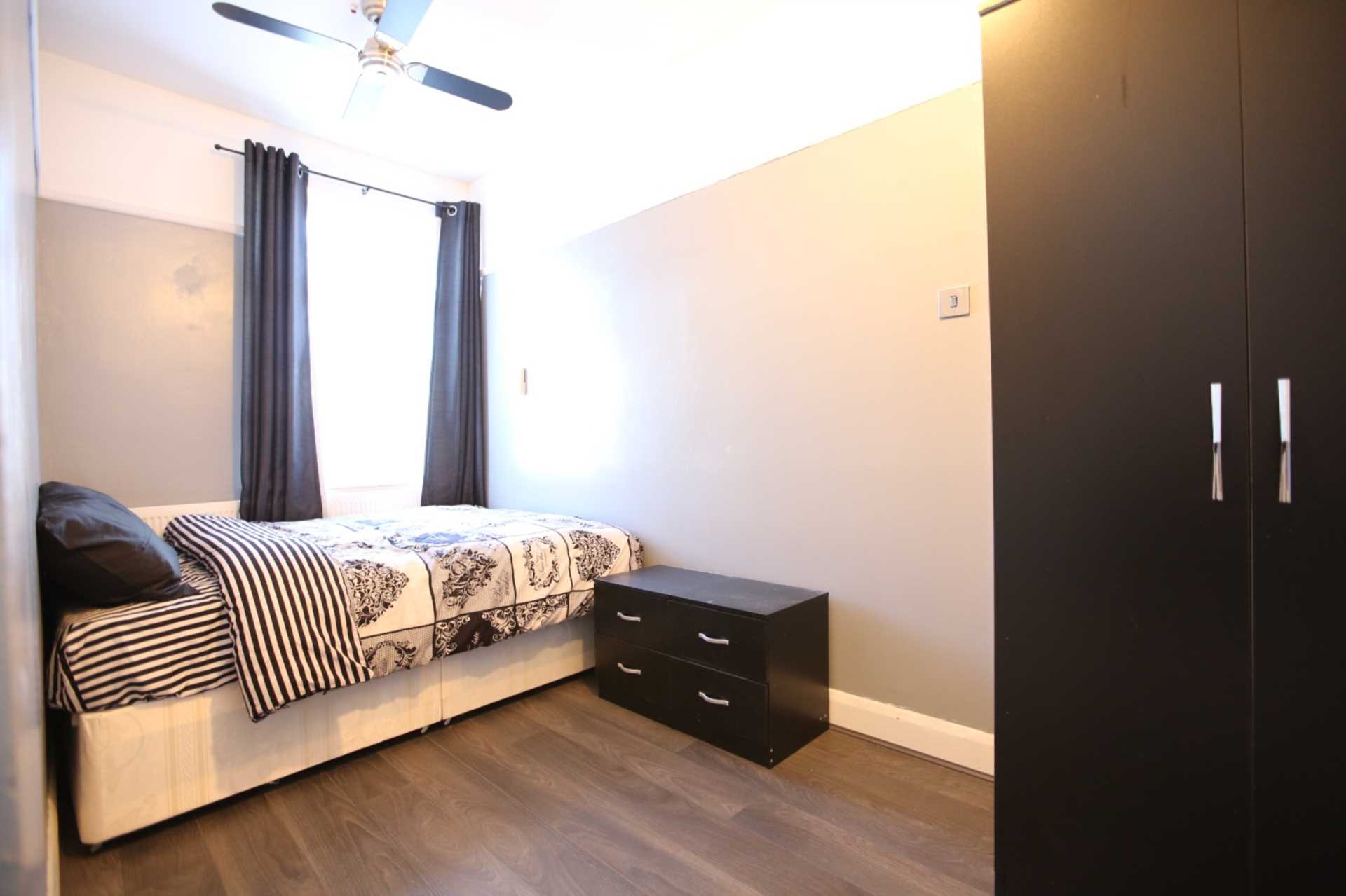 Flat Eastern Avenue West in Greater London