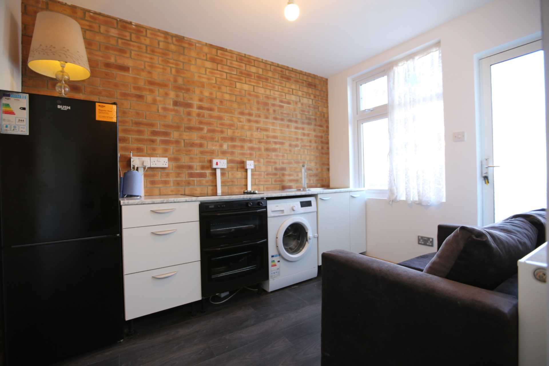 Flat Eastern Avenue West in Greater London