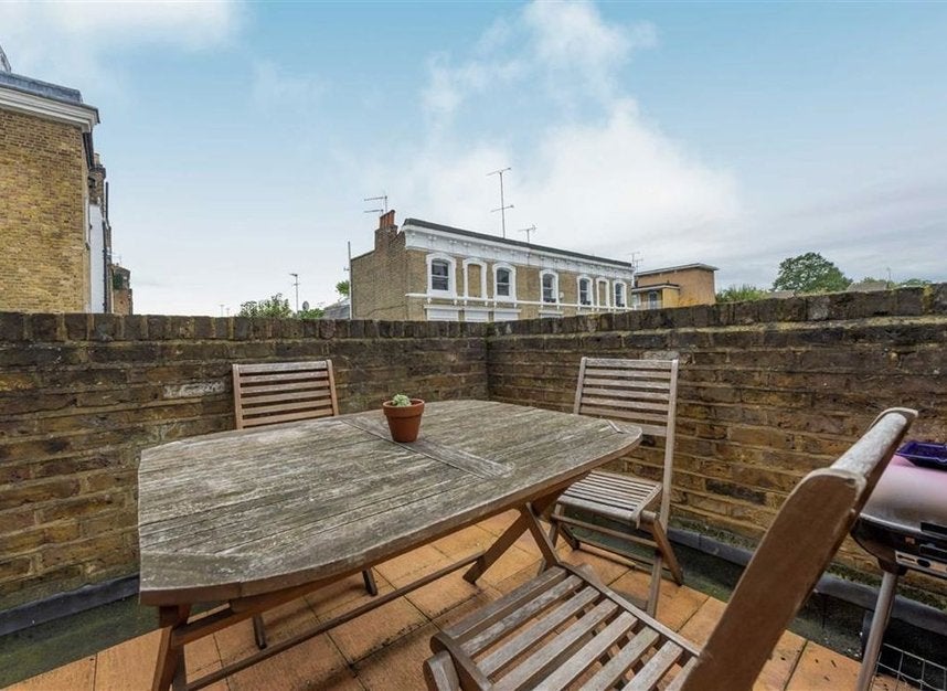 Flat Wharfedale Street in Greater London