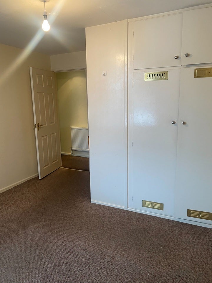 Flat Finsbury Drive in Bradford
