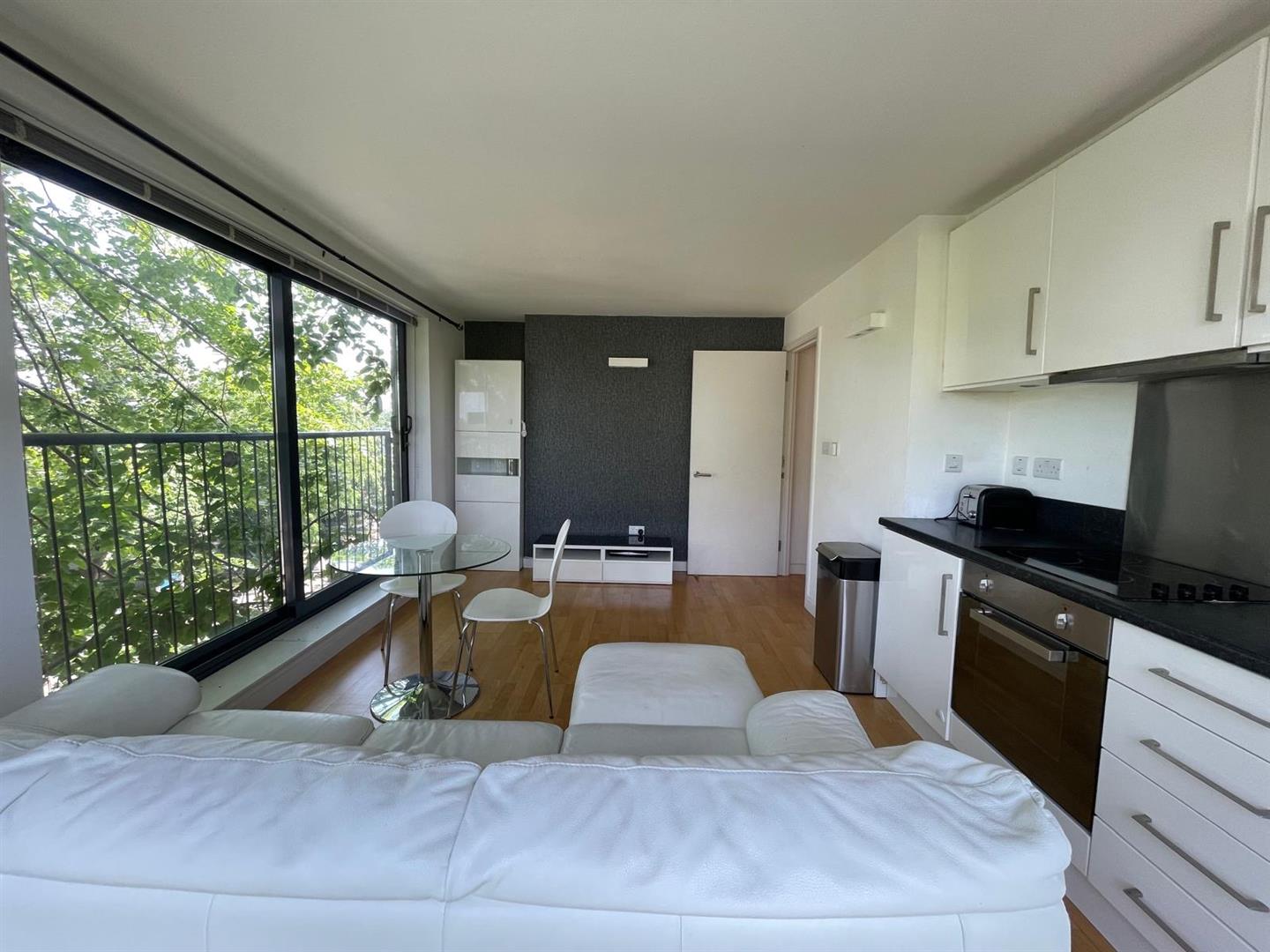 Flat Bath Road in Greater London