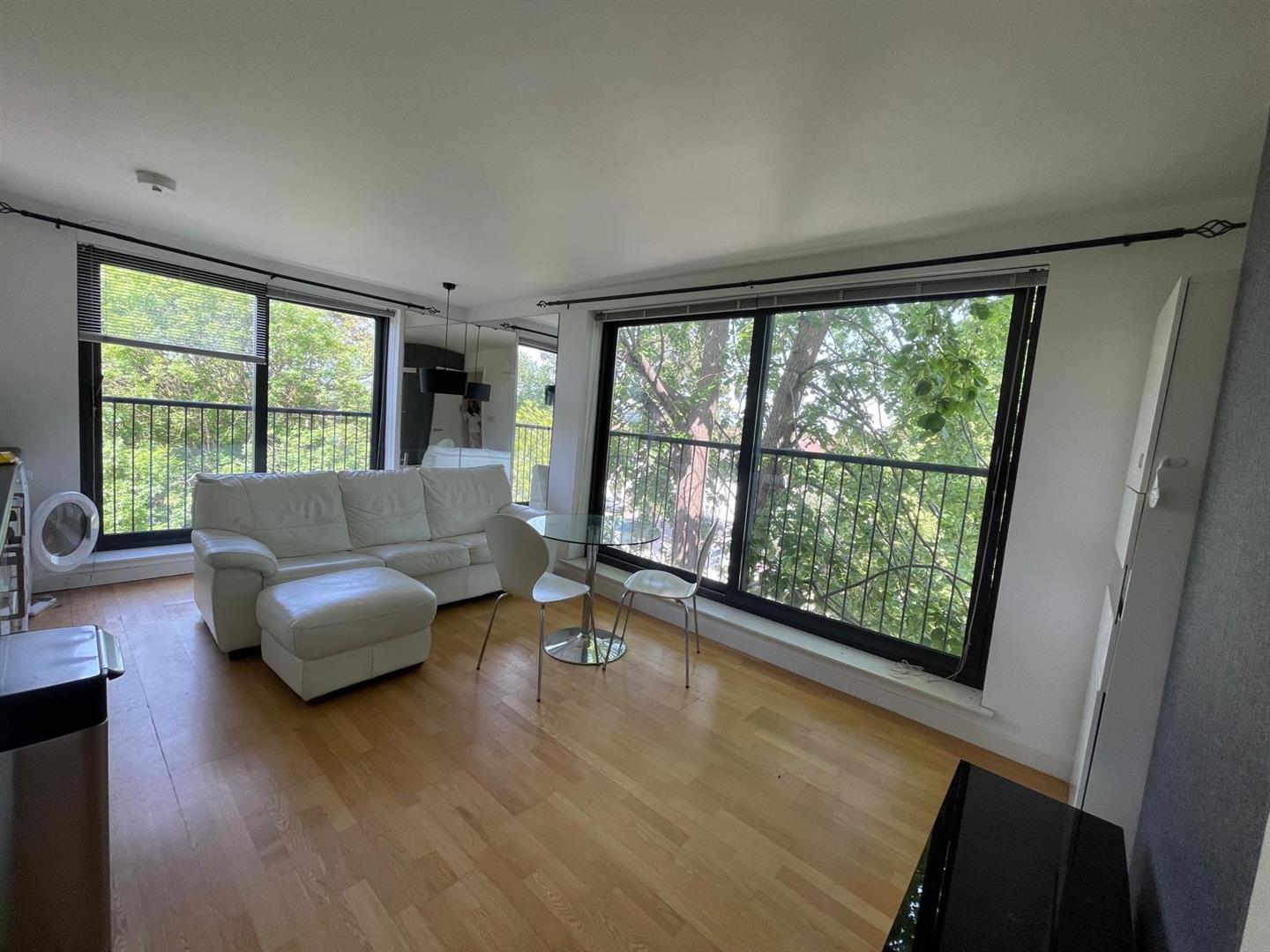 Flat Bath Road in Greater London