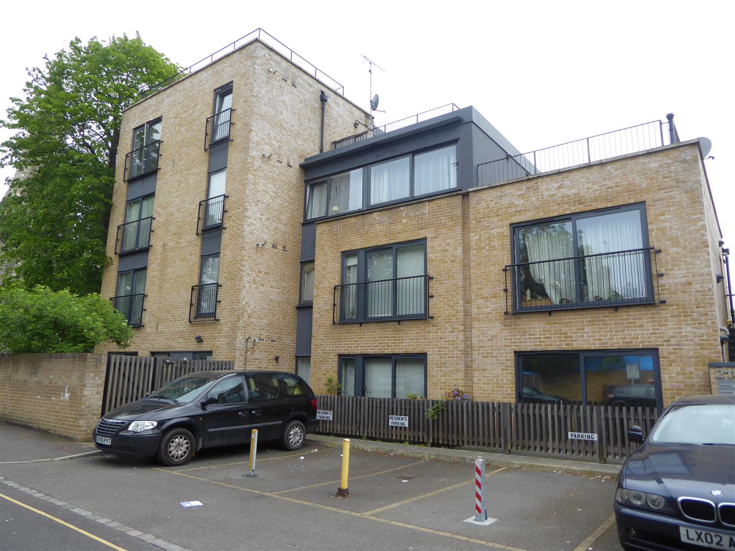 Flat Bath Road in Greater London