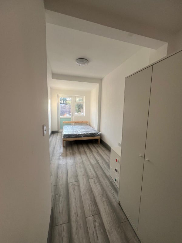 Room Bath Road in Slough