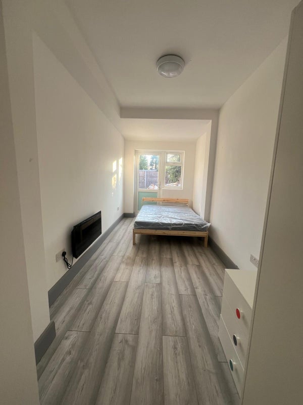 Room Bath Road in Slough