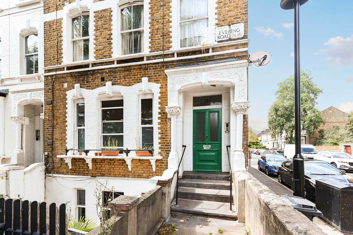 Flat Evering Road in Greater London
