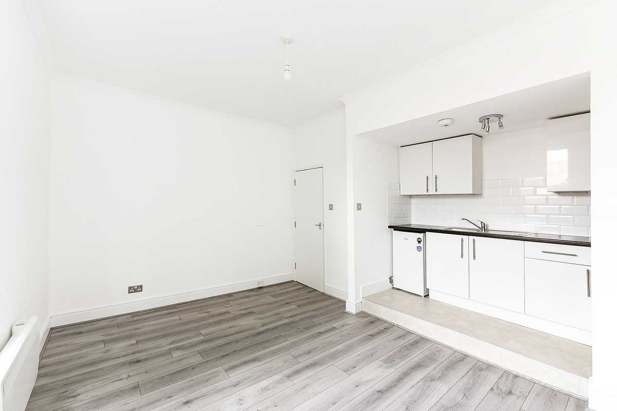 Flat Evering Road in Greater London