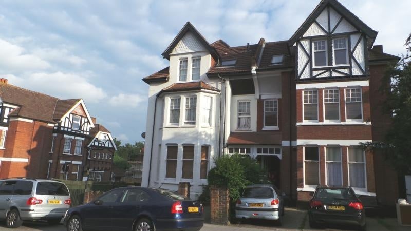 Flat Gleneldon Road in Greater London