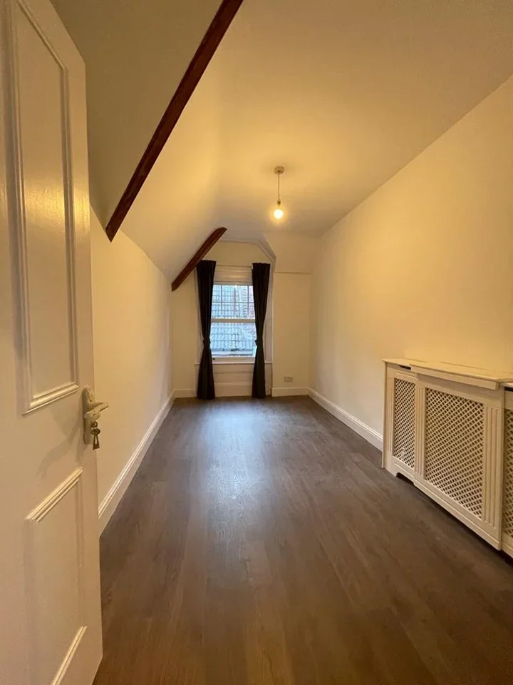 Flat Gleneldon Road in Greater London