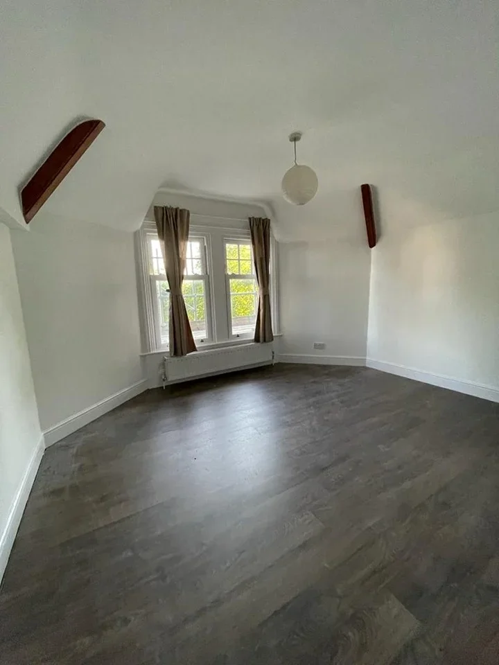 Flat Gleneldon Road in Greater London