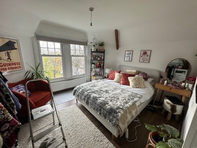 Flat Gleneldon Road in Greater London