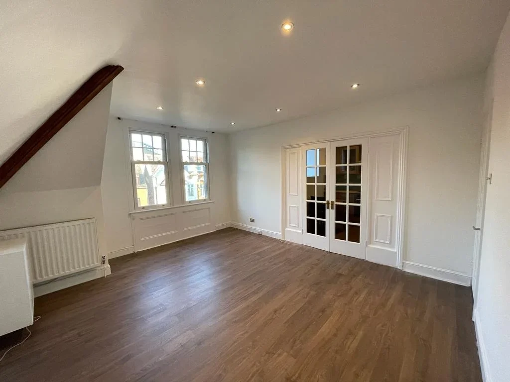 Flat Gleneldon Road in Greater London