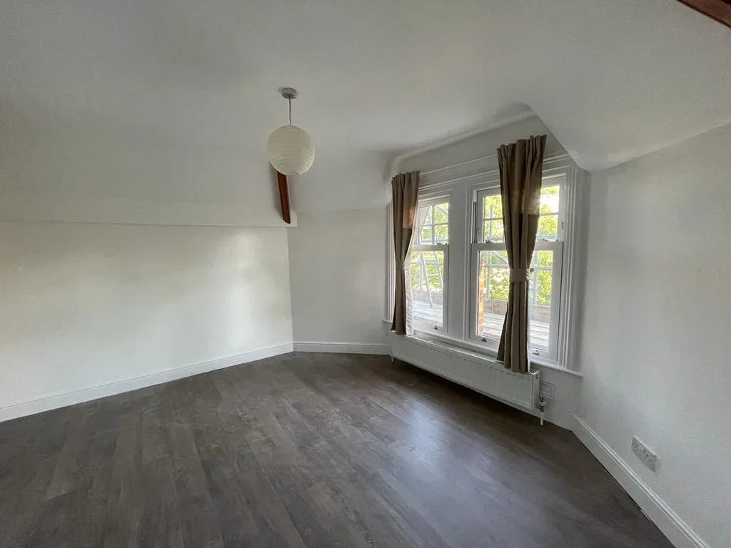Flat Gleneldon Road in Greater London
