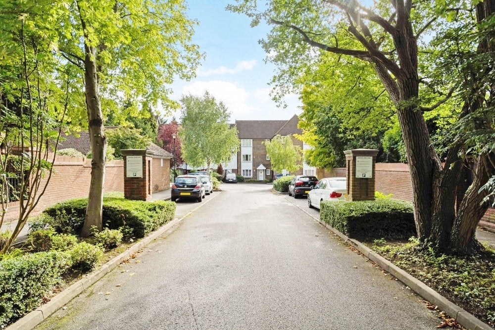 Flat Elm Park Road in Greater London