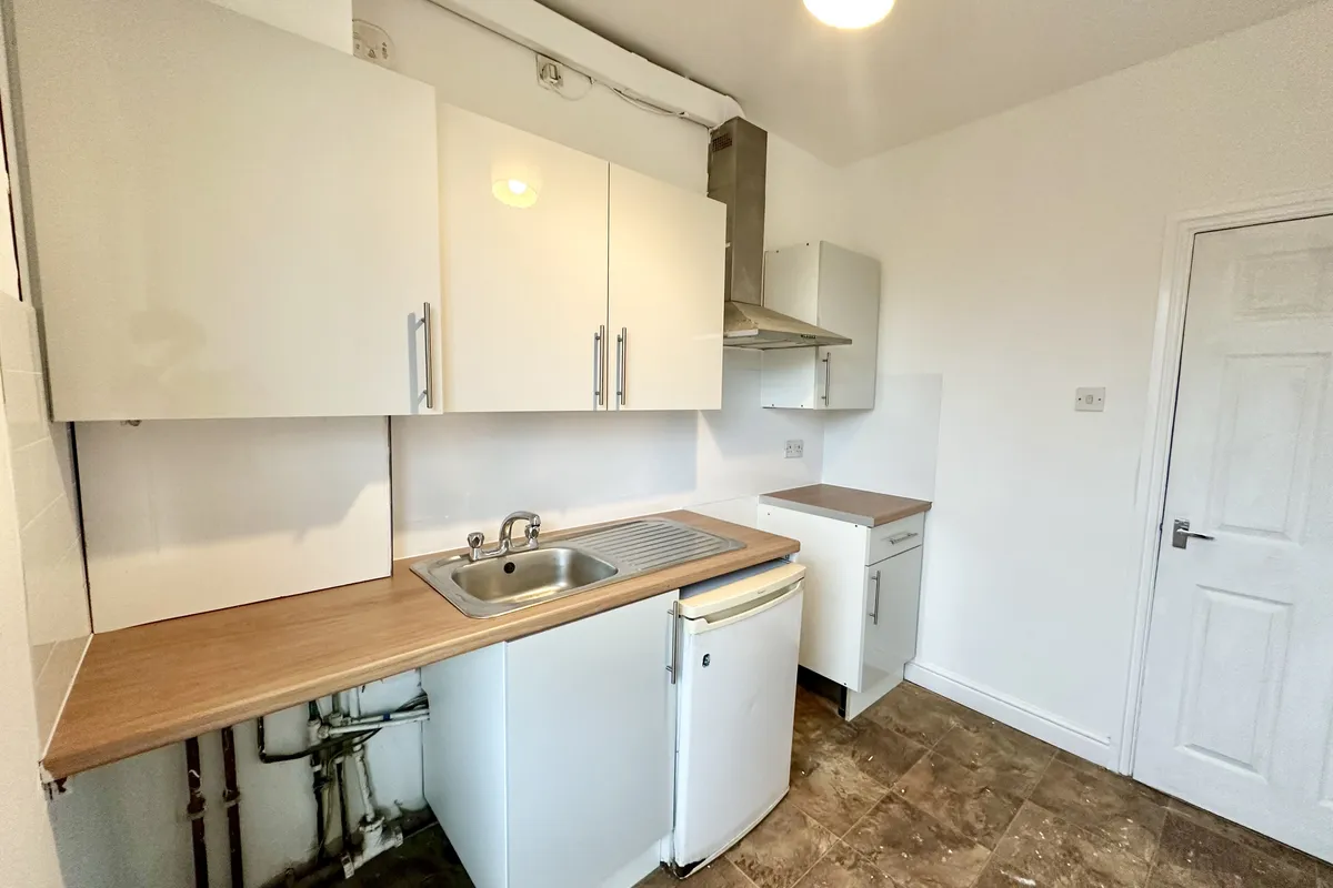 Flat Longroyd Grove in Leeds