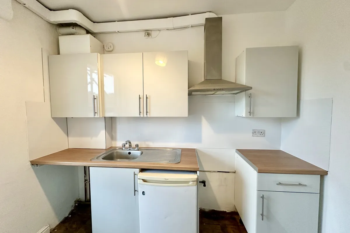 Flat Longroyd Grove in Leeds