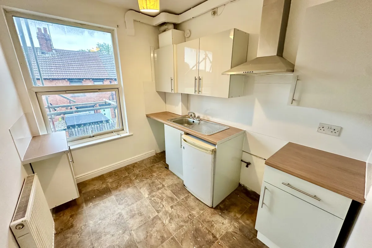 Flat Longroyd Grove in Leeds