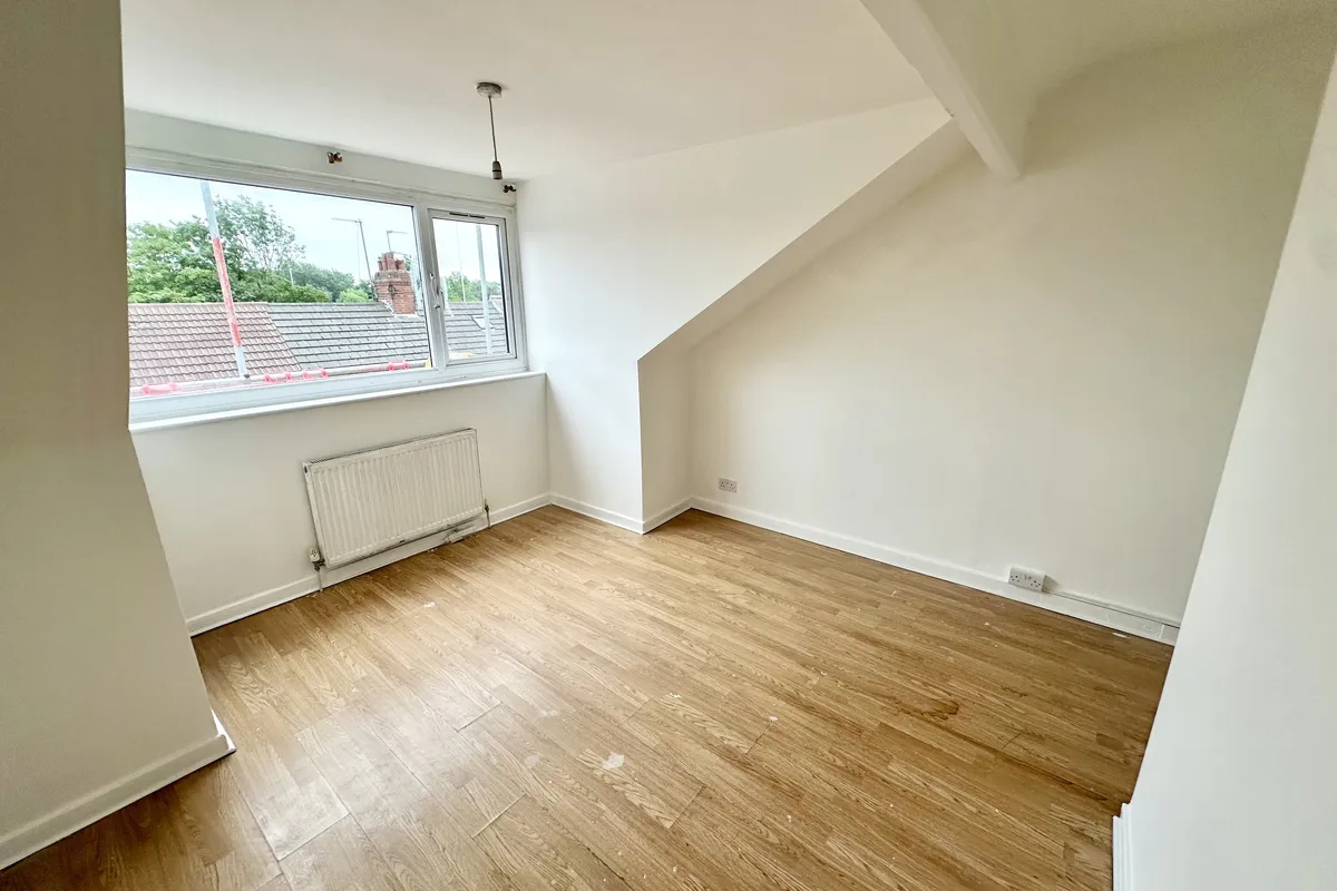 Flat Longroyd Grove in Leeds