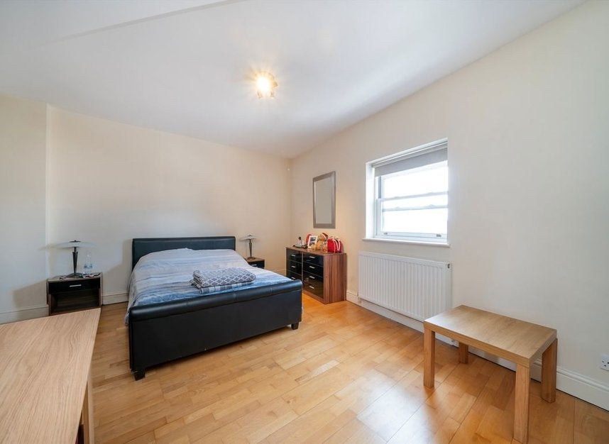 Flat Bath Street in Greater London