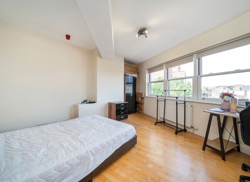Flat Bath Street in Greater London