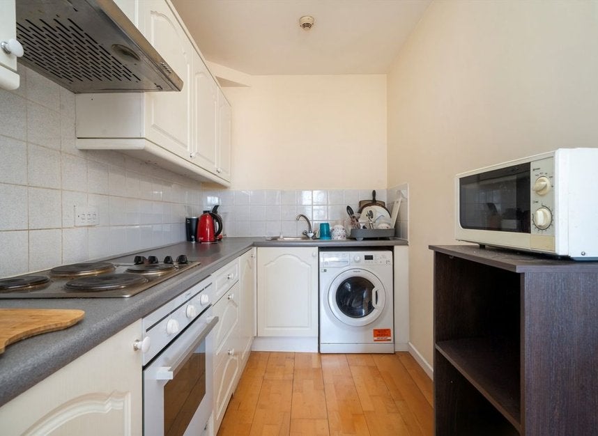 Flat Bath Street in Greater London