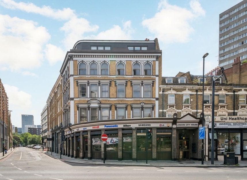 Flat Bath Street in Greater London