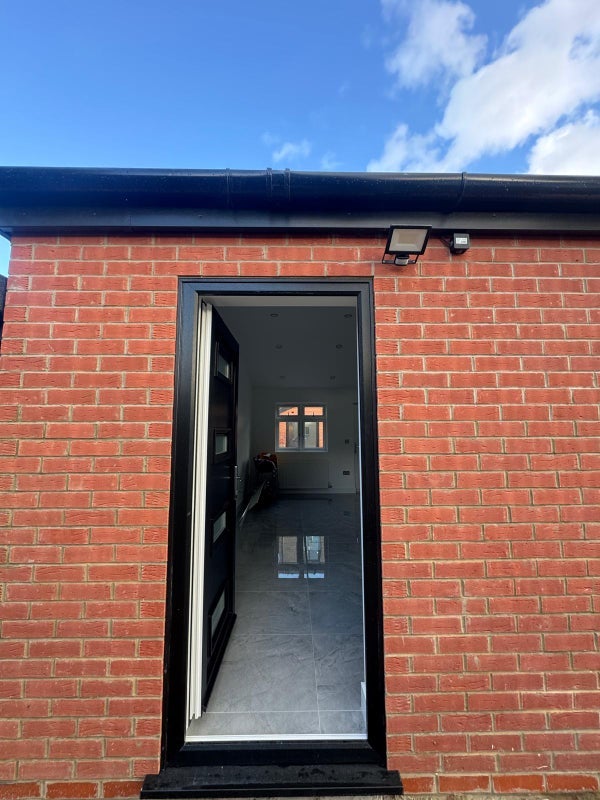 Flat Bramcote Avenue in Greater London