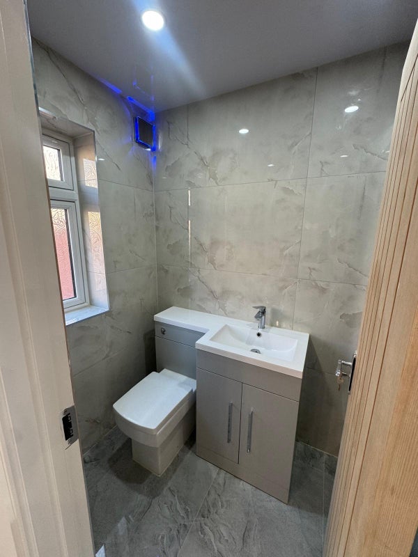 Flat Bramcote Avenue in Greater London