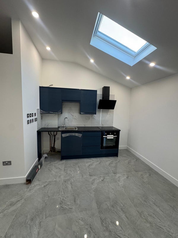 Flat Bramcote Avenue in Greater London
