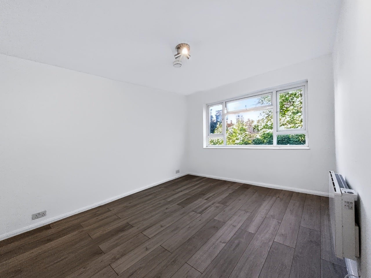 Flat Lansdowne Road in Greater London