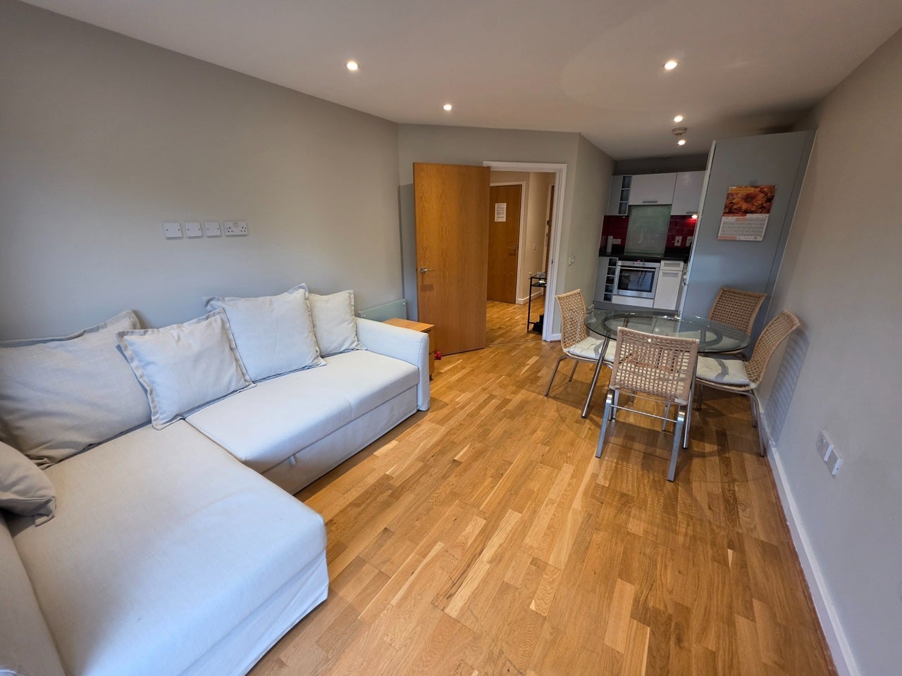 Flat Agate Close in Greater London