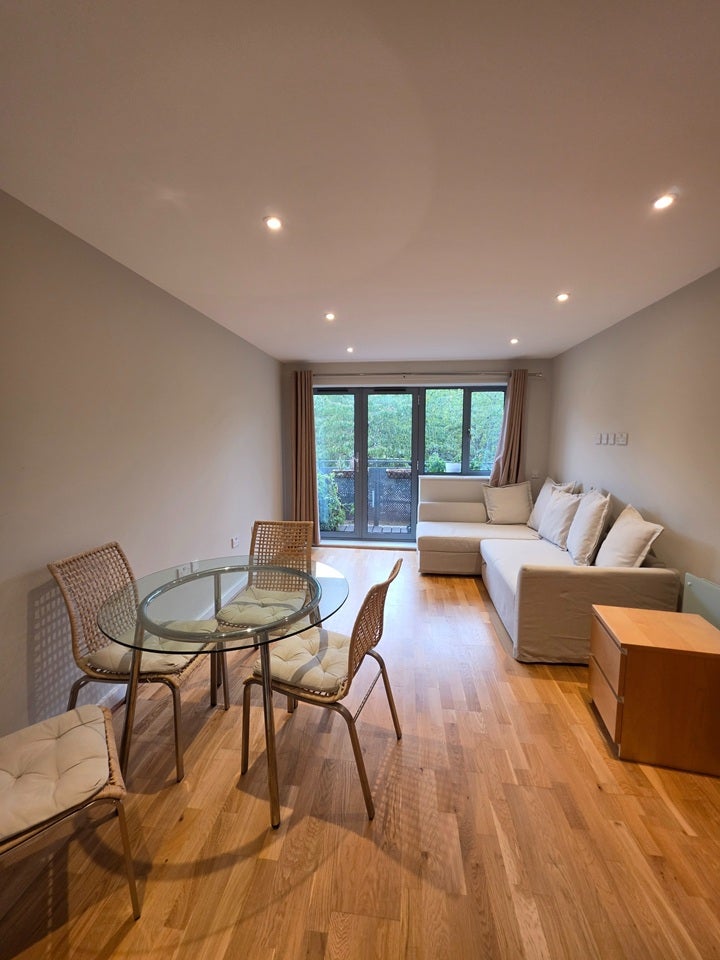 Flat Agate Close in Greater London