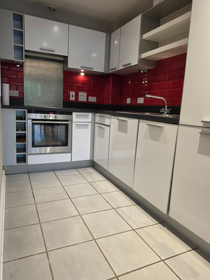 Flat Agate Close in Greater London
