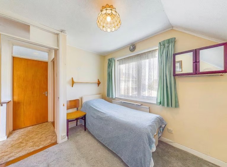 Flat Woodview Rise in Strood