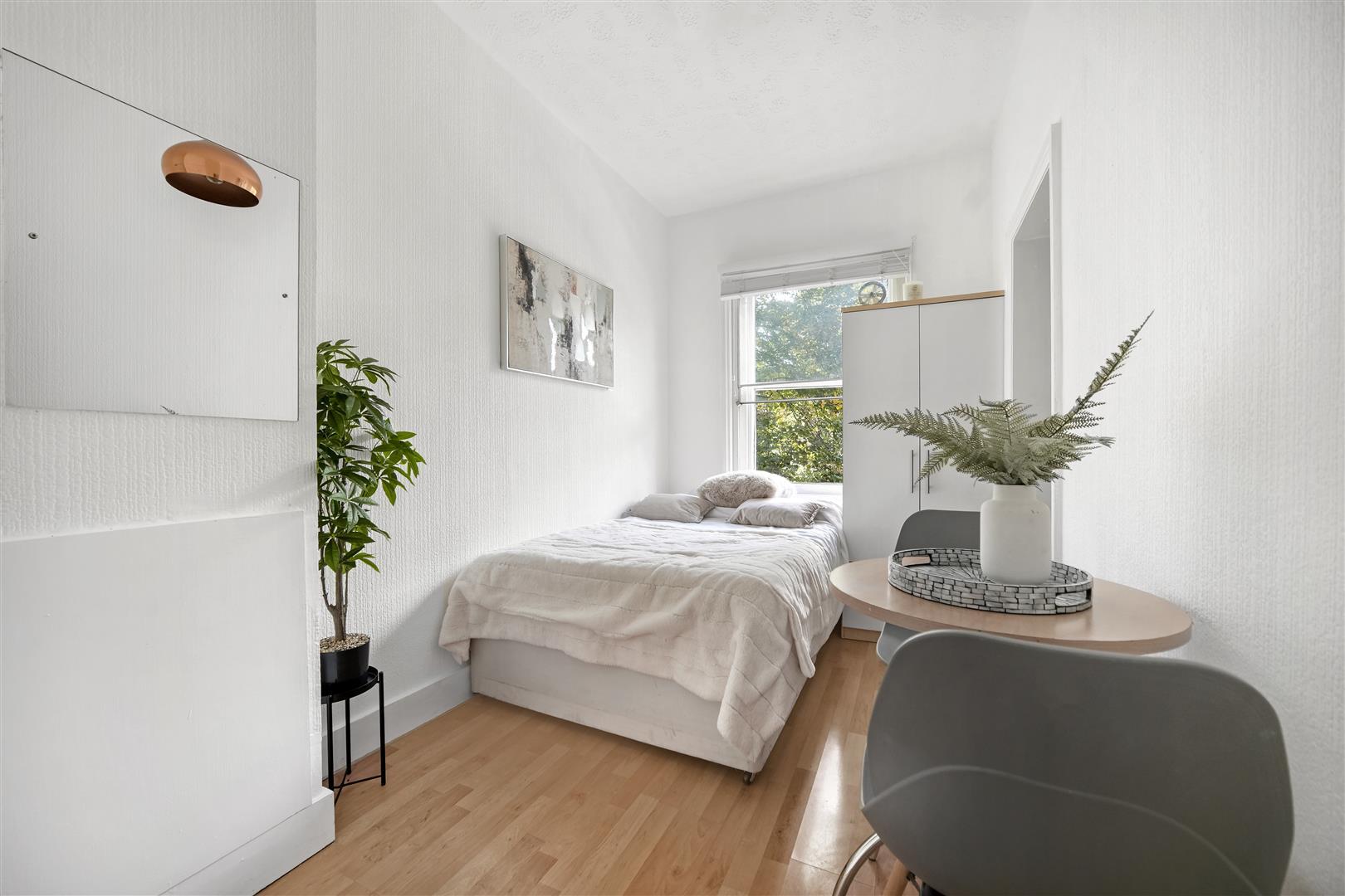 Flat Russell Road in Greater London