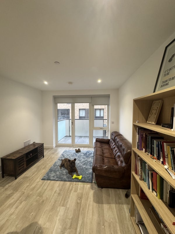 Flat Eaton Walk in Greater London