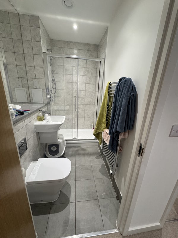 Flat Eaton Walk in Greater London