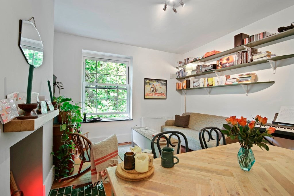 Flat Falmouth Road in Greater London