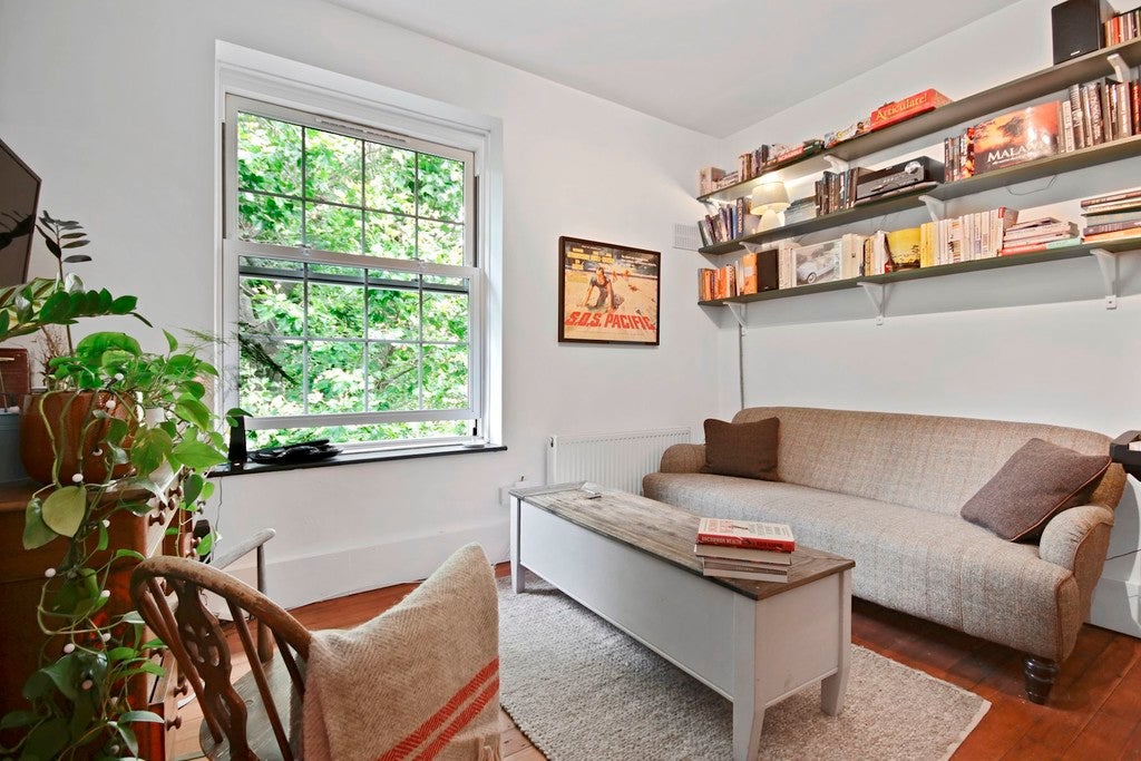 Flat Falmouth Road in Greater London