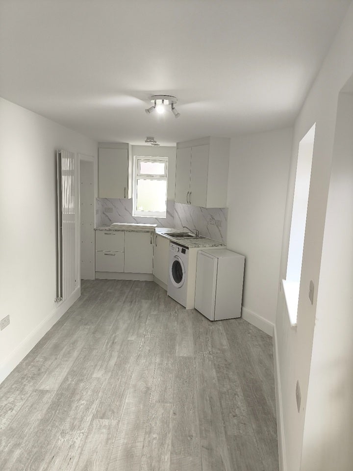 Flat Dale Close in Greater London