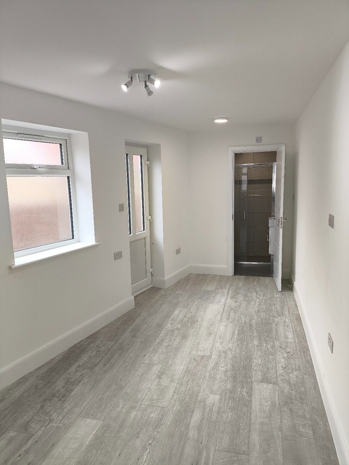 Flat Dale Close in Greater London