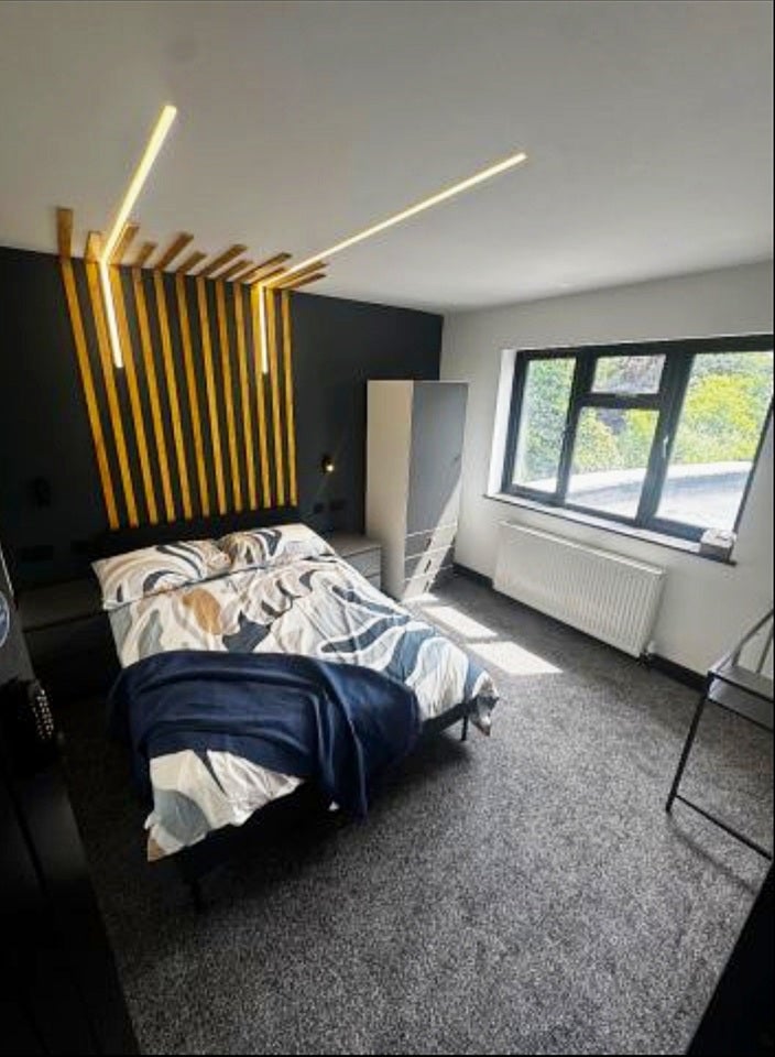Room Bishop Ken Road in Greater London