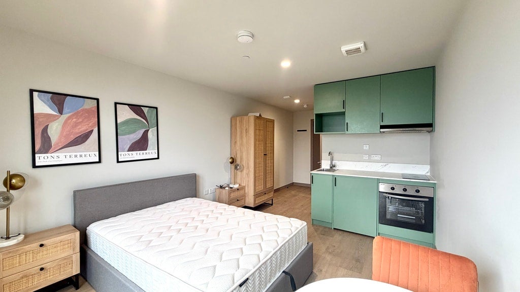 Flat Victoria Road in Greater London