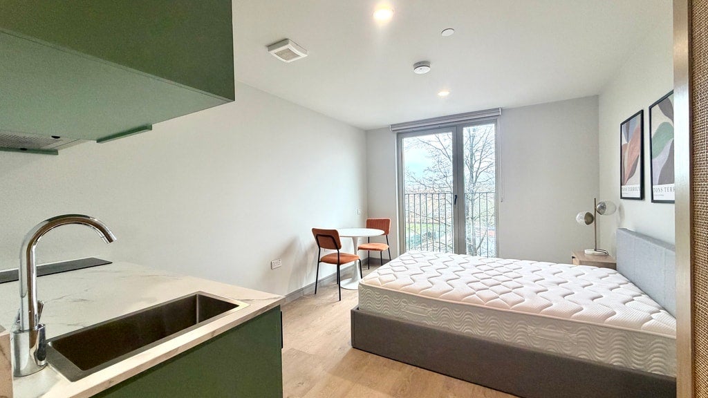 Flat Victoria Road in Greater London