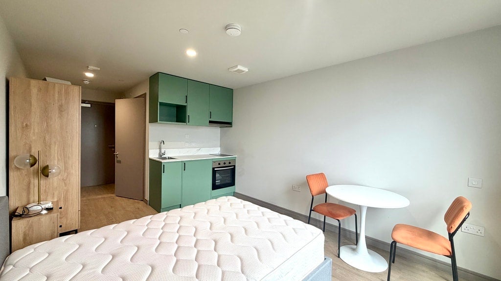 Flat Victoria Road in Greater London